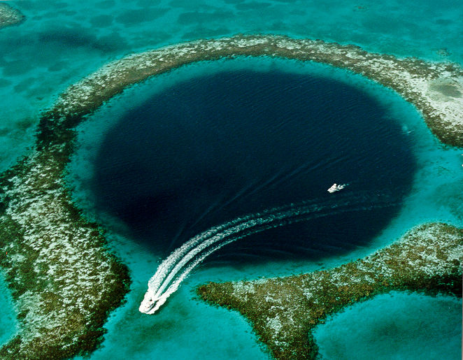 Great Blue Hole, Coast of Belize - a phenomeno...